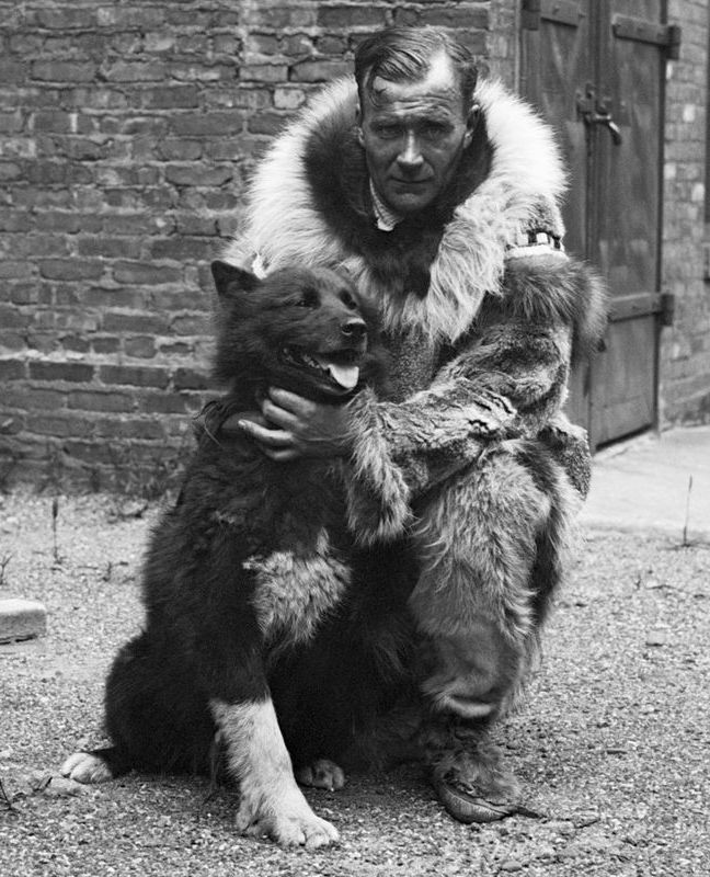 Gunnar Kaasen und Balto. Bildquelle: Wikimedia Commons, historische Fotografie gemeinfrei.