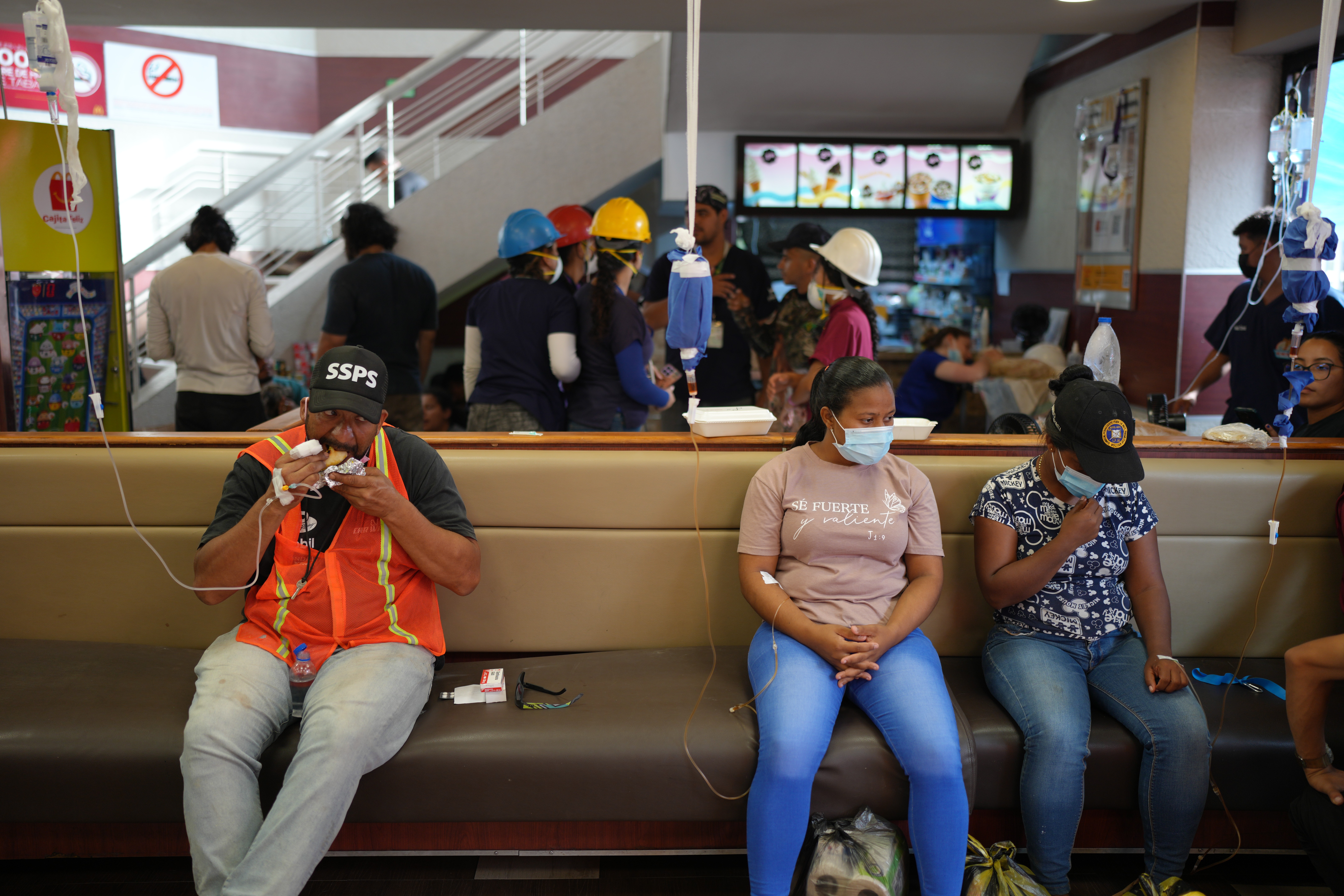 Nach der Katastrophe wurde das Innere des McDonald's zu einem voruebergehenden Raum fuer medizinische Versorgung, Ruhe und Tierrettung. Im rechten Hintergrund ist Buddy bei der Pflege zu sehen. Quelle: AP Photo / Matias Delacroix.