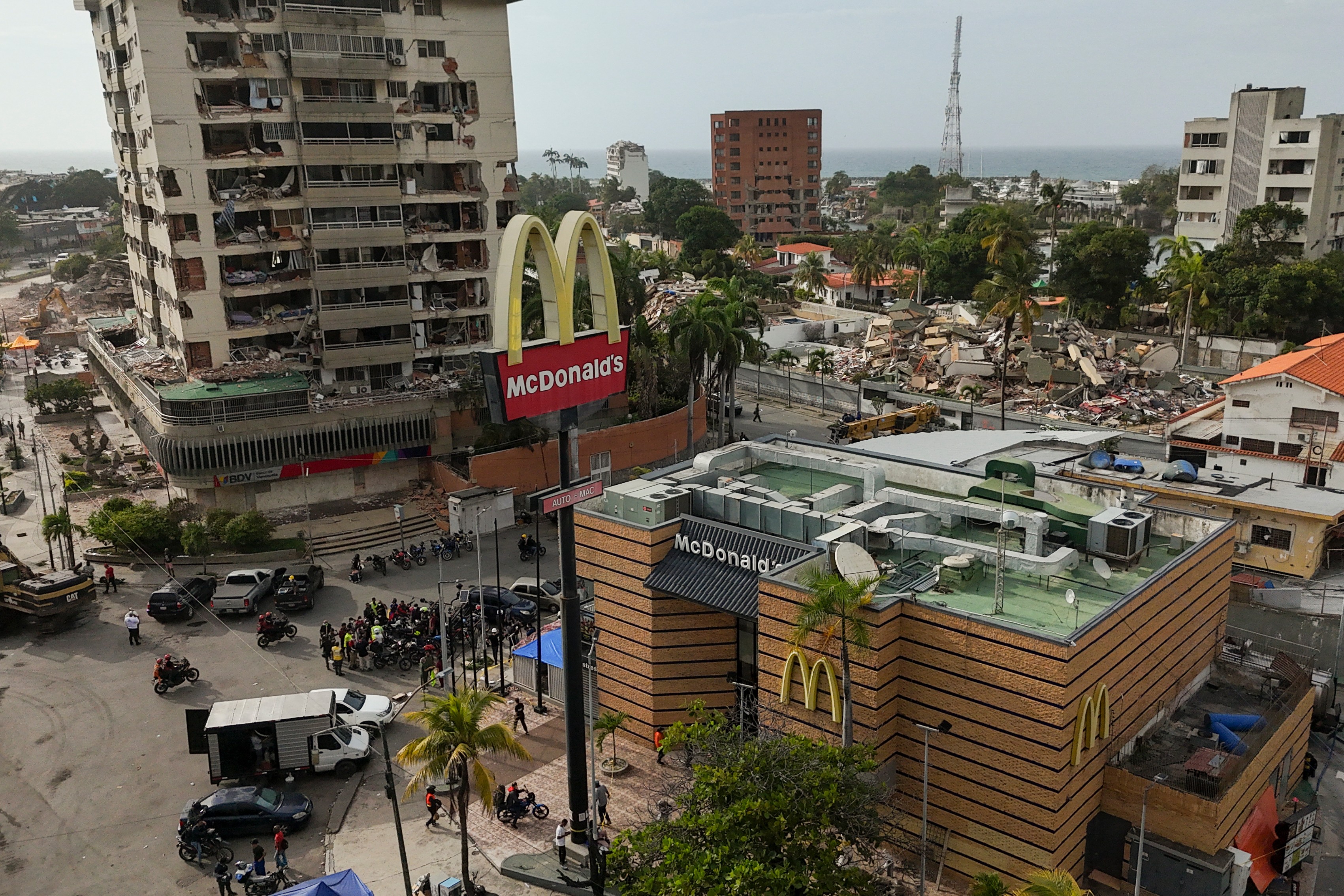 Beschaedigtes Gebiet in Caraballeda und Aussenansicht des McDonald's, der als Hilfsort genutzt wurde. Quelle: AP Photo / Matias Delacroix.