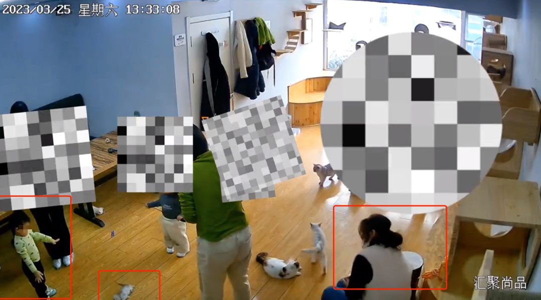 Eine Erwachsene traegt den Jungen vom Ort weg