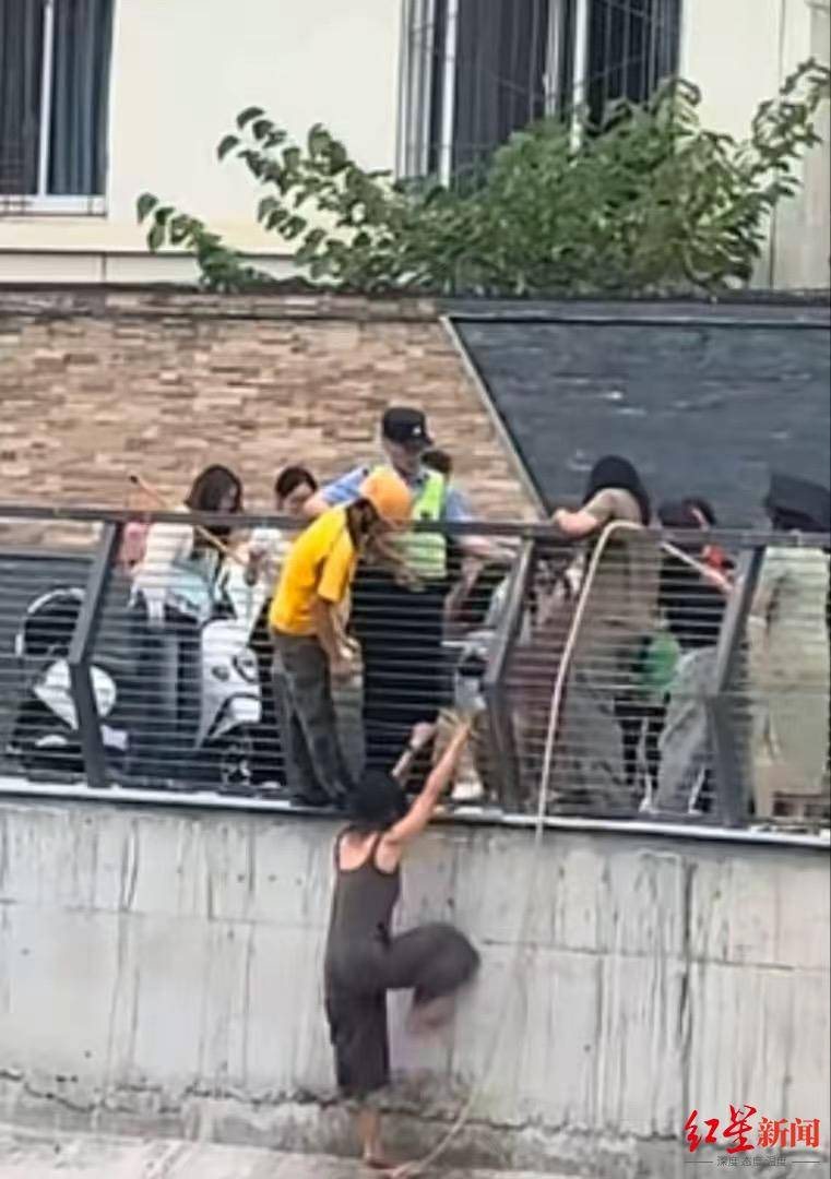 Menschen auf der Bruecke und am Ufer reagieren zusammen; die Rettung nimmt die Form einer mehrteiligen Staffel an. Quelle: Repost-Seite von Red Star News.