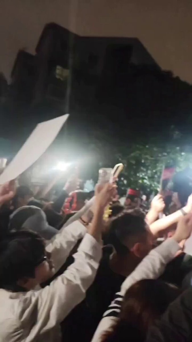 现场视频封面：夜间聚集与拍摄