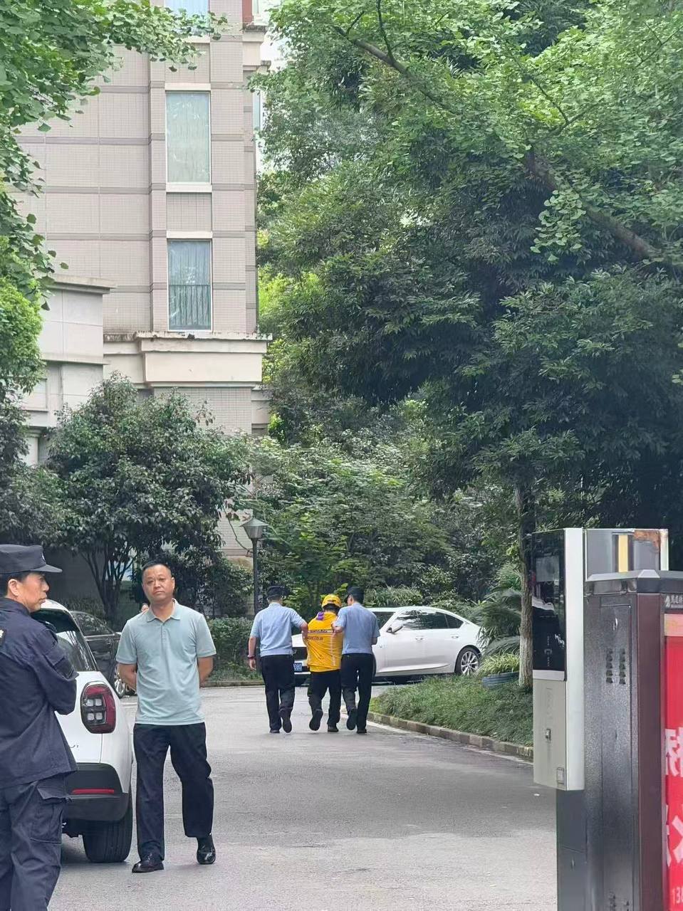 现场视频封面：小区入口附近