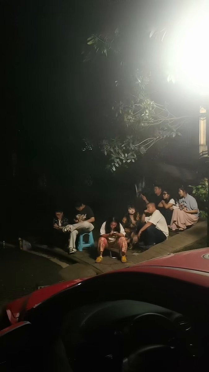 现场视频封面：夜间留守人群
