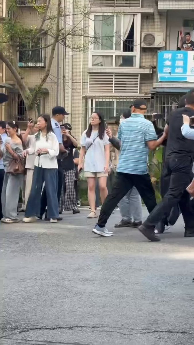 现场视频封面：白天小区周边人群