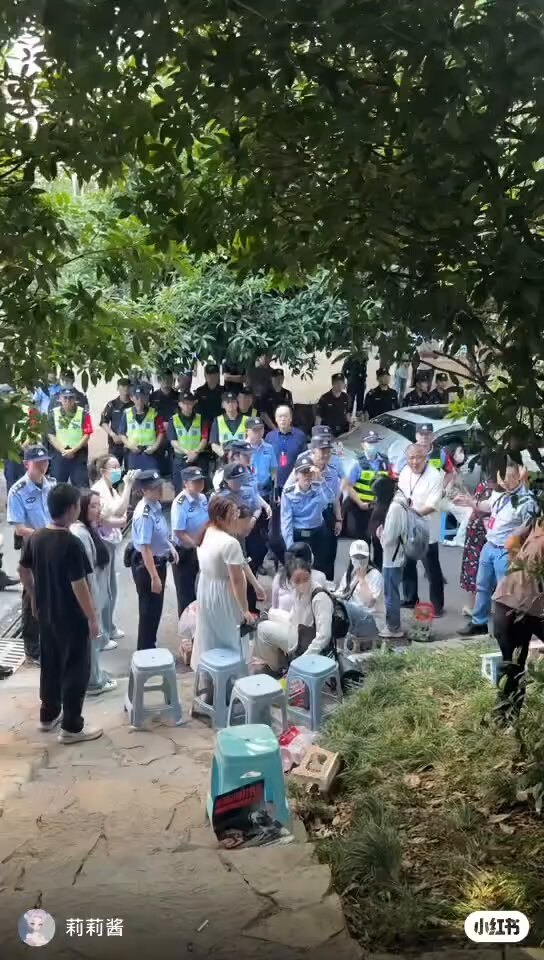 现场视频封面：人群聚集与执法人员