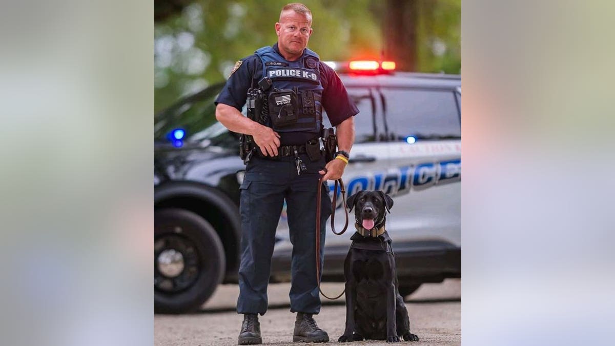 K-9 Midnight und Cpl. Damon Clark