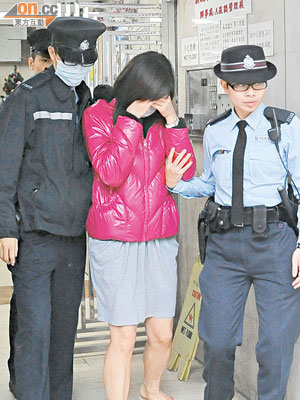 Bild aus dem Bericht von Oriental Daily: Golden Retriever in einem Balkonkaefig in Shau Kei Wan; bei drei Hunden sind Kabelbinder an den Maeulern sichtbar. Lokal gesichert.
