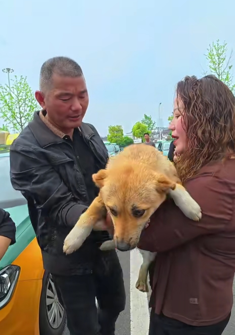 Retter und Taxifahrer heben den verletzten Huang Zhanzhang am Ort des Geschehens hoch. Quelle: Jimu News.