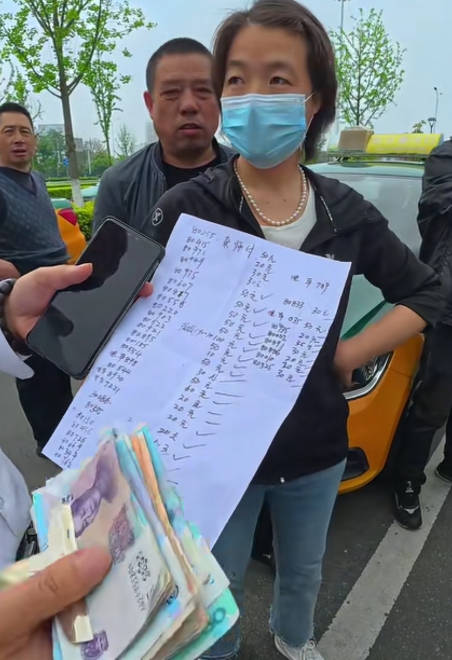 Fahrer und Retter zeigen die Spendenaufzeichnung fuer die Behandlung von Huang Zhanzhang. Quelle: Jimu News.