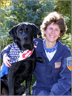 Jake mit seiner Hundefuehrerin Mary Flood. Bildquelle: Wikimedia Commons, lokal gespeichert.