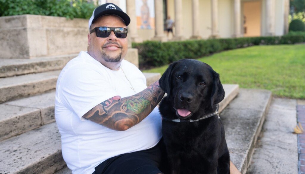 Luis Perez mit dem Blindenfuehrhund Jerry. Bildquelle: People / Dogs Inc.