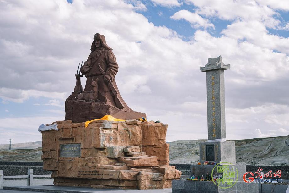 Jiesang Sonam Dargye statue