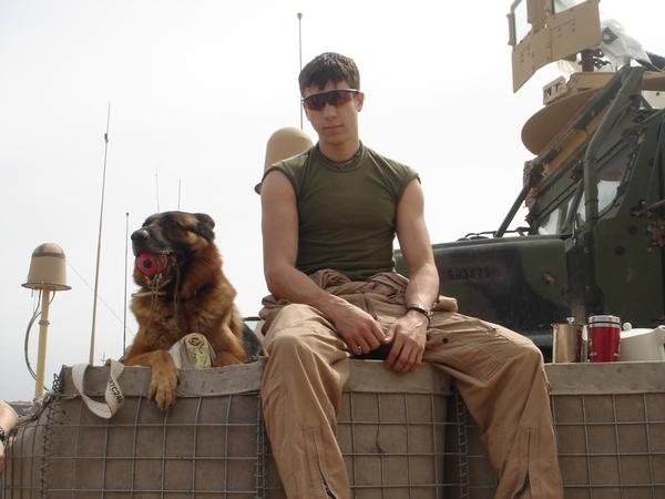 Dustin J. Lee mit Lex im Irak. Bildquelle: Wikimedia Commons, lokal gespeichert.