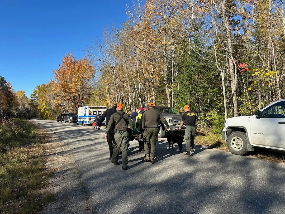 Oeffentliches Berichtsbild von Pamela Helmstadter und Hund Lucy. Bildquelle: lokal gesicherte Kopie der The-Guardian-Seite; der Originalbericht behandelte den Rettungsfall in einem Waldgebiet in Maine.
