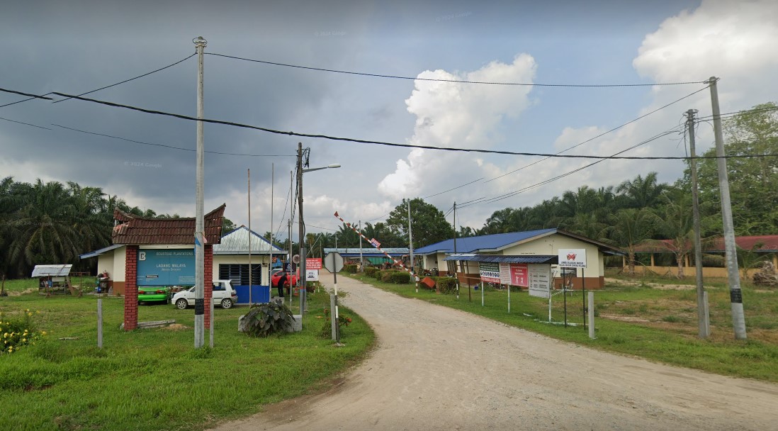Bild aus oeffentlicher Berichterstattung, lokal gespeichert: Malaysia: Farmhund stirbt nach Pfeilschuss. Bildquelle: MustShareNews: Dog dies after being shot with arrow at farm in Malaysia.