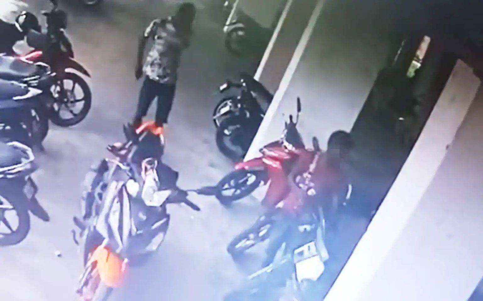 Oeffentlich berichtetes Bild, lokal gespeichert: Malaysia: drei Personen verdaechtigt, ein Katzenjunges angezuendet zu haben. Bildquelle: MustShareNews: Police hunting 3 suspects who set kitten on fire in M'sia.