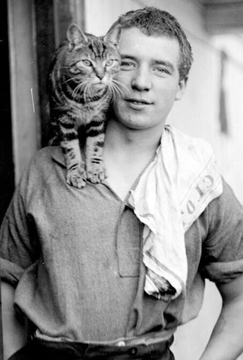 Historisches Foto von Mrs. Chippy mit dem Besatzungsmitglied Perce Blackborow. Bildquelle: Wikimedia Commons, lokal gespeichert.