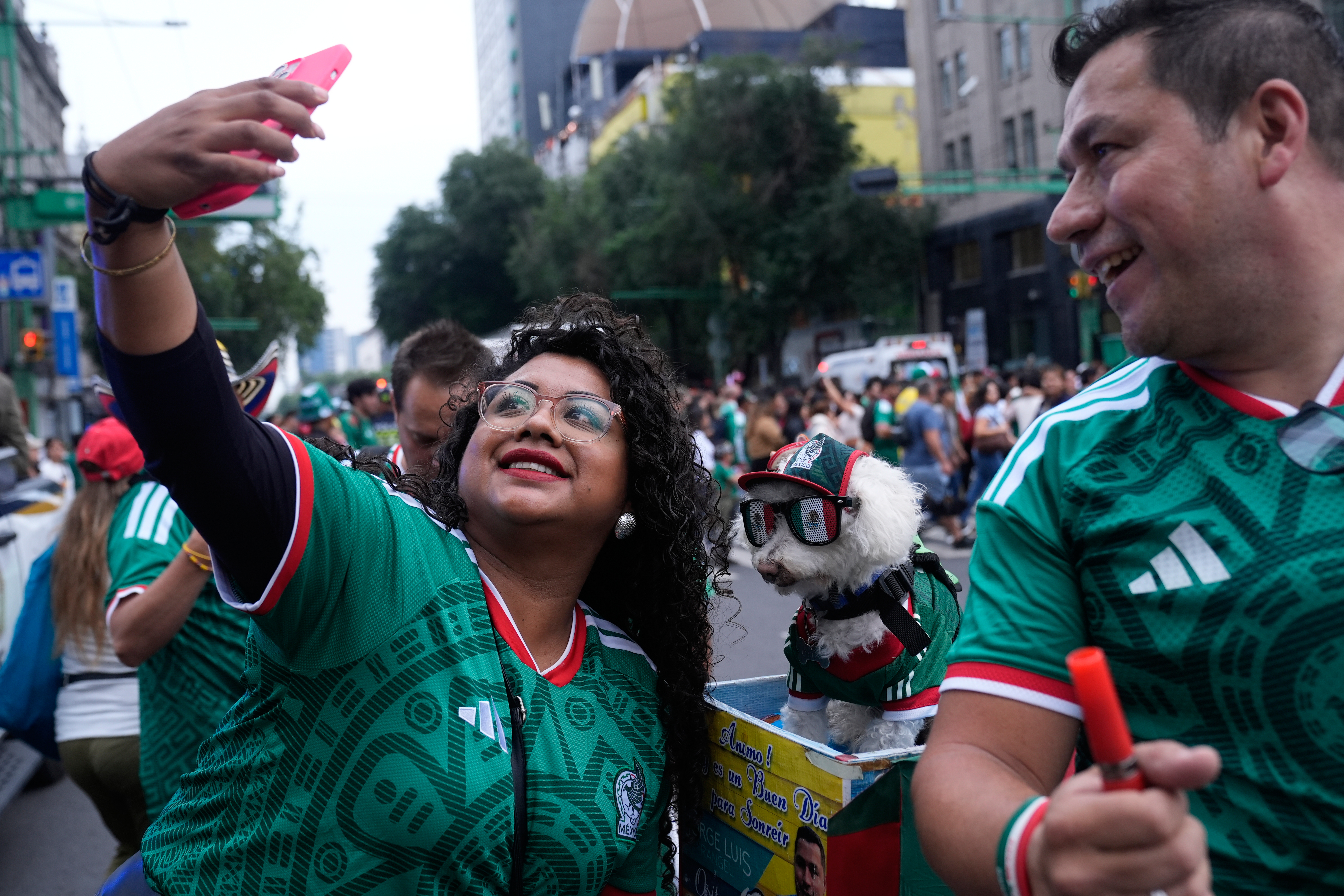 Vor dem Spiel Mexiko gegen Suedkorea am 18. Juni 2026 machte ein Fan neben Jorge Rangel ein Foto mit Osito. Quelle: AP Photo / Marco Ugarte.