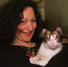 Scarlett, die Brooklyn-Katzenmutter, die ihre Jungen aus dem Feuer trug