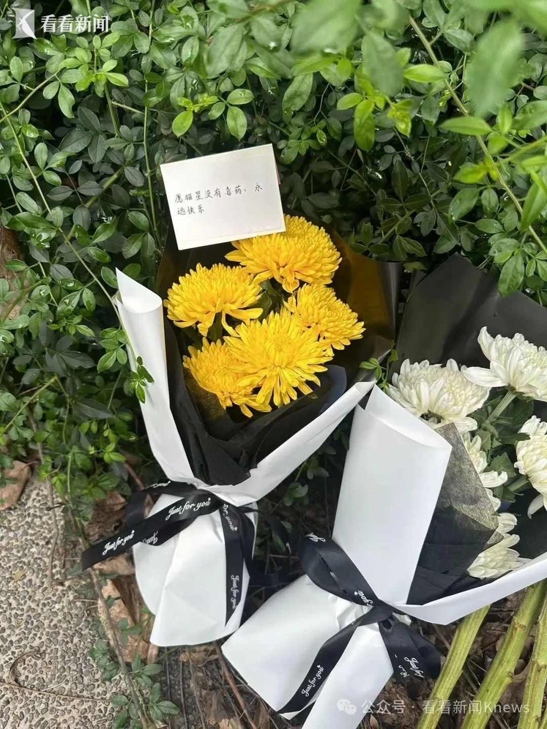 Blumen und Gedenken am Ort