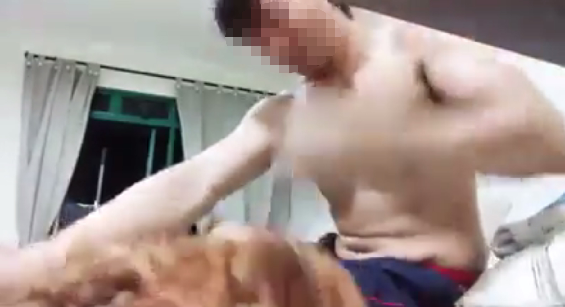 Oeffentlich berichtetes Bild von MustShareNews, lokal gesichert: Singapur: Mann schlaegt und schleudert Hund in oeffentlichem Video.
