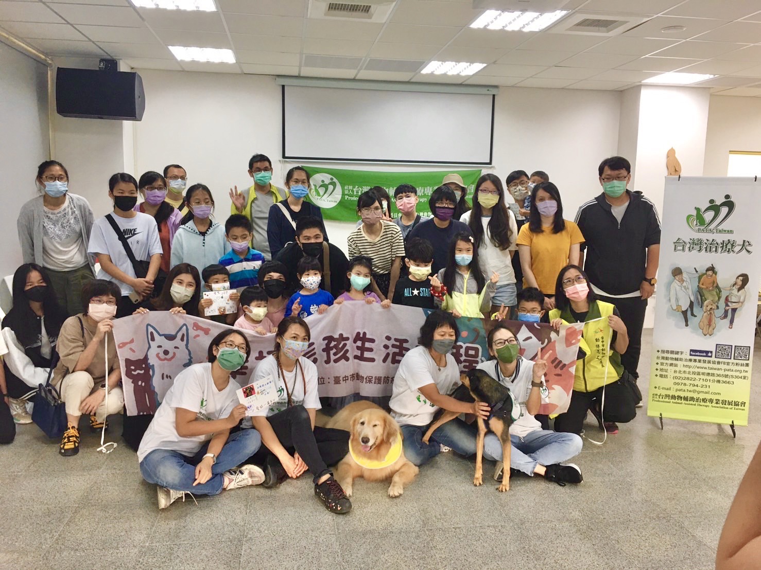 Szene einer interaktiven Therapiehund-Erfahrung in Taichung. Bildquelle: Seite der Stadtregierung Taichung, lokal gespeichert.