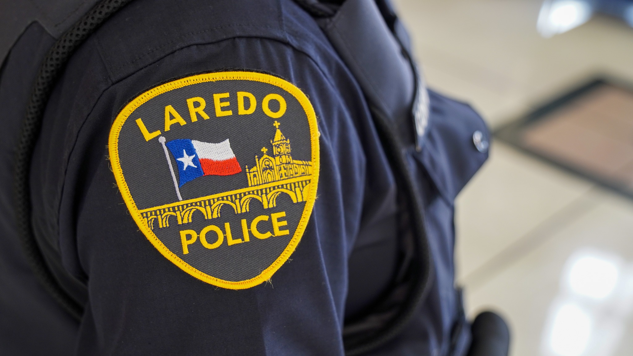 USA: Drei Hunde in Laredo ueber ein Gelaender in den Chacon Creek geworfen