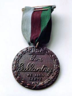 Abbildung der PDSA Dickin Medal, zur Kennzeichnung der Auszeichnung; kein Foto dieses Tieres. Bildquelle: Wikimedia Commons, lokal gesichert.