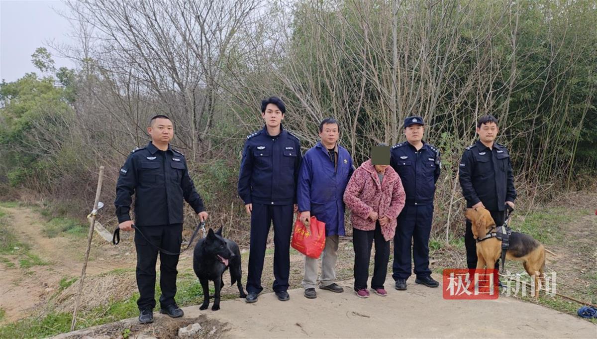 Polizisten fuehren die Polizeihunde Yueliang und Xiong, um die Seniorin zurueckzubringen. Quelle: Wuhan Public Security Bureau / Jimu News.