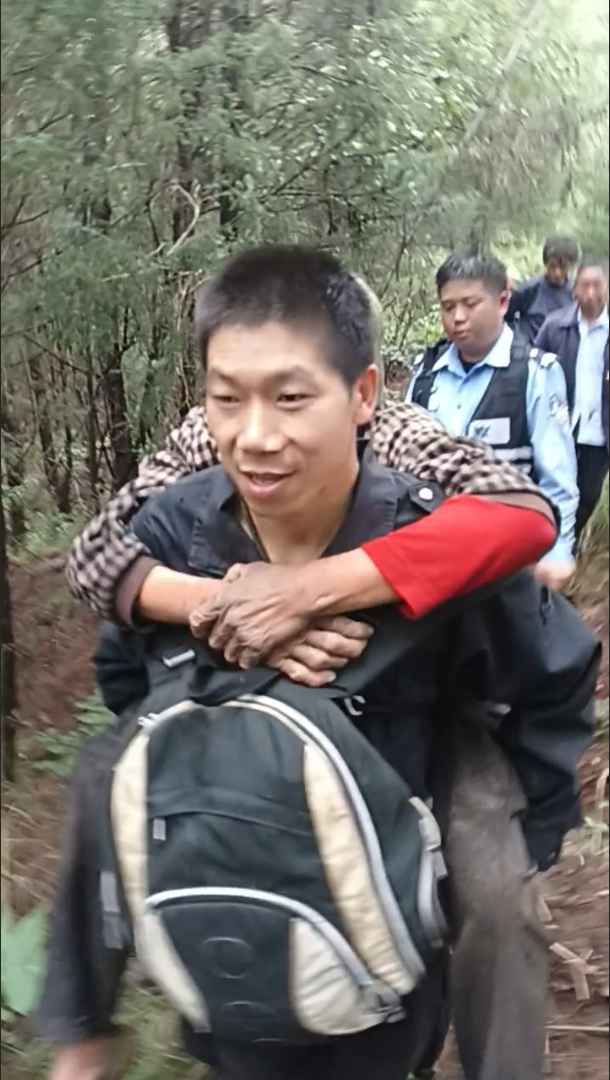 Die Seniorin wurde aus dem Bergwald gerettet. Quelle: Hubei Daily.